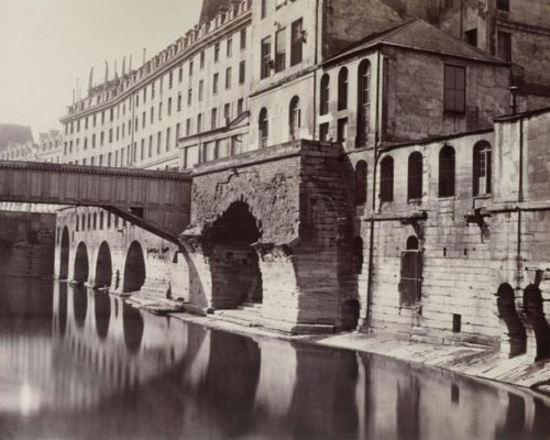 Avant son déménagement au nord du Parvis, l'Hôtel-Dieu bordait la rive sud de la seine, photographie de Charles Marville, ancien Hôtel-Dieu et Pont Saint-Charles, 1865.